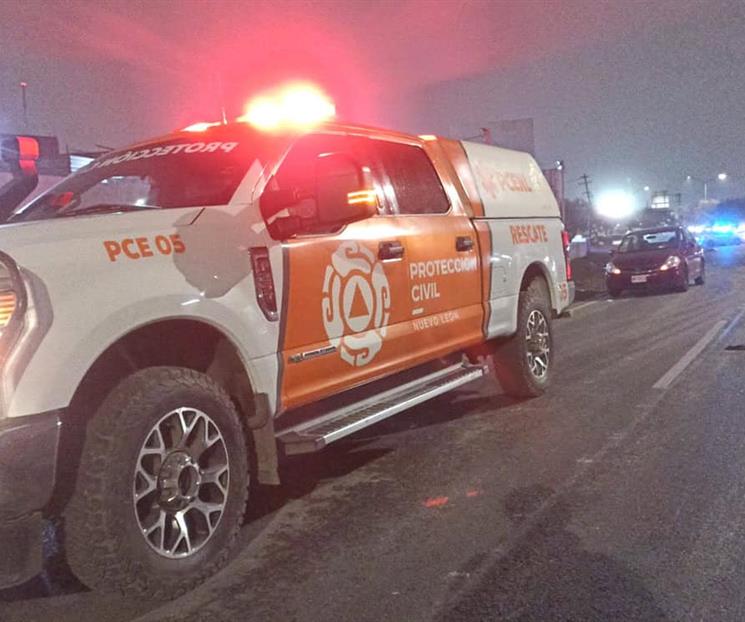 Baja de auto y lo arrollan