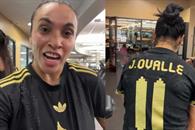 Marta felicita a Ovalle con camiseta de México Marta felicita a Ovalle con camiseta de México