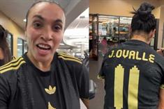 Marta felicita a Ovalle con camiseta de M&eacute;xico