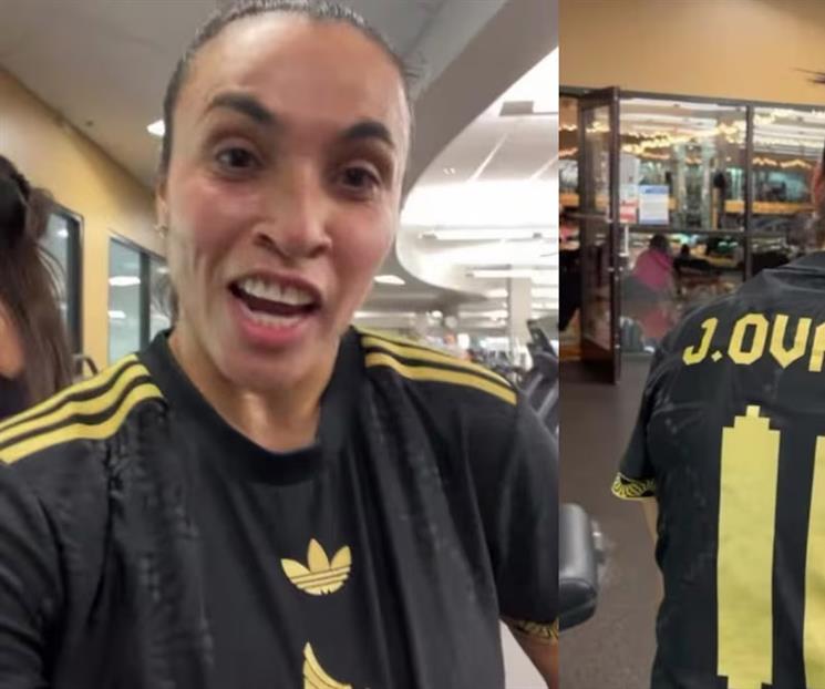 Marta felicita a Ovalle con camiseta de México Marta felicita a Ovalle con camiseta de México