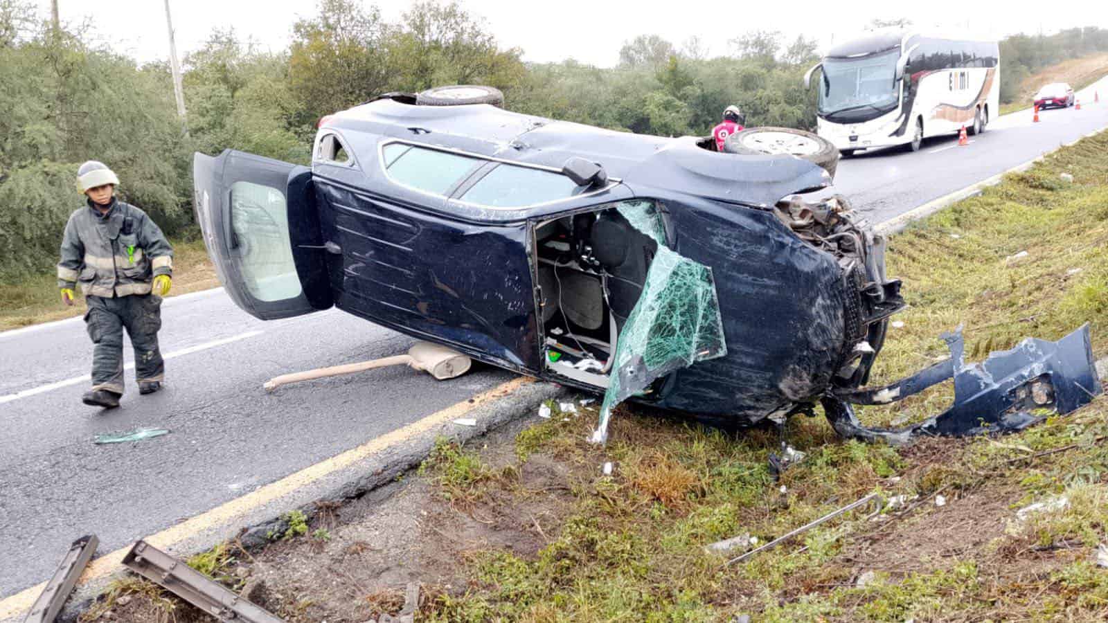 Tres integrantes de una familia terminaron con diversas lesiones, despu&eacute;s de volcar la camioneta en que viajaban en un tramo carretero del municipio de Linares.
