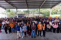 Reciben cuidadoras tarjeta de ayuda Reciben cuidadoras tarjeta de ayuda