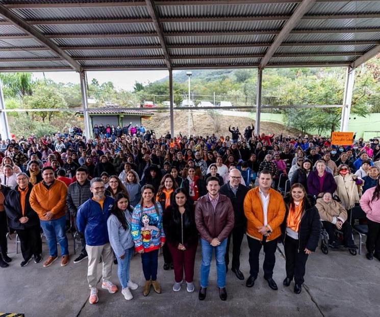 Reciben cuidadoras tarjeta de ayuda Reciben cuidadoras tarjeta de ayuda