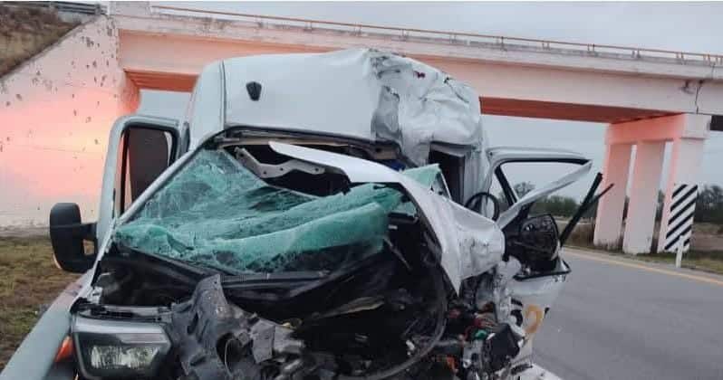 El conductor de una camioneta muri&oacute; luego de estrellarse contra la caja de un tr&aacute;iler, ayer por la ma&ntilde;ana en la Autopista a Reynosa, municipio de General Bravo.