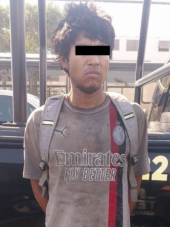 Por presuntamente despojar de 900 pesos al empleado de una tienda de conveniencia, un hombre fue detenido por oficiales de la Polic&iacute;a de Monterrey cuando escapaba corriendo, en la Colonia Obrera.