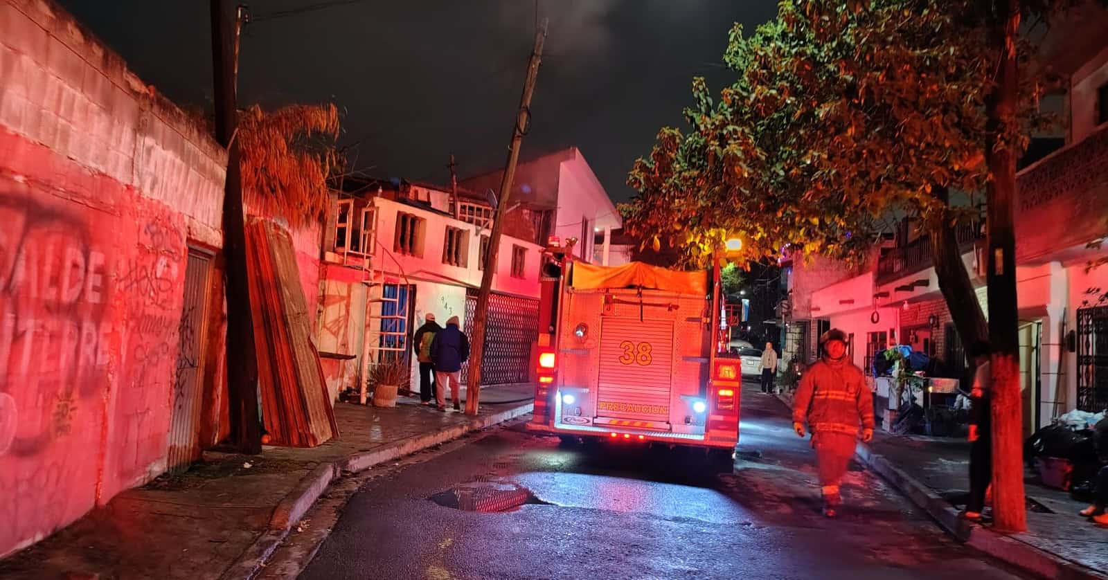 Una vivienda compuesta por cuarto de madera, termin&oacute; totalmente destruida al incendiarse en forma repentina, en calles de la colonia Topo Chico, en el municipio de Monterrey.