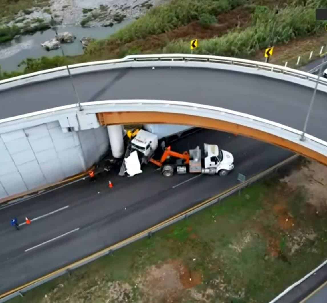 Los puestos de socorro se concentraron en un puente vehicular ubicado en el bulevar Miguel de la Madrid, luego que un tr&aacute;iler se impactara contra una valla de seguridad y una de las columnas del complejo vial.