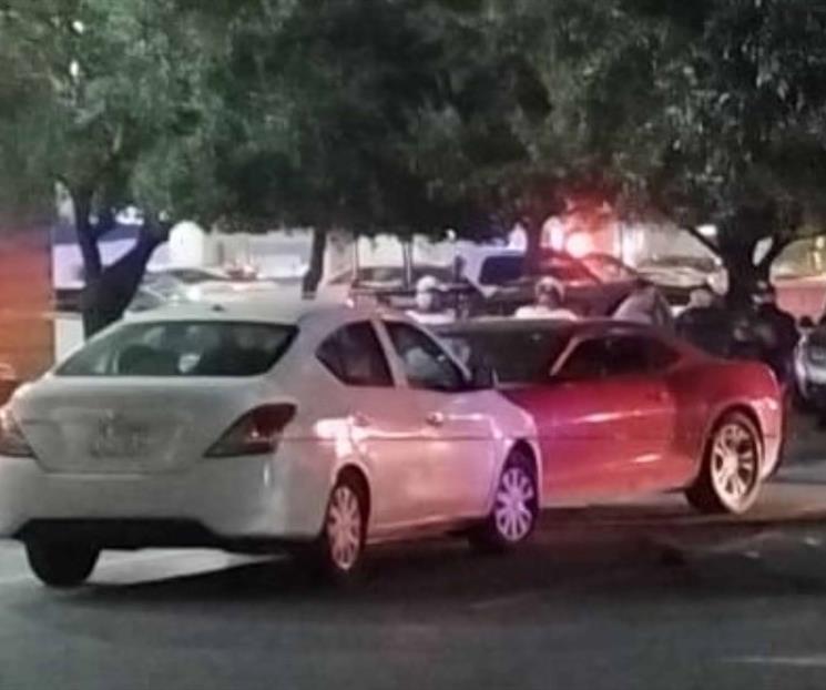 Ejecutan a dos hombres al salir de restaurante Ejecutan a dos hombres al salir de restaurante