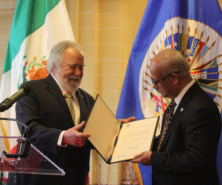 Presenta Encinas credenciales para representar a México Presenta Encinas credenciales para representar a México