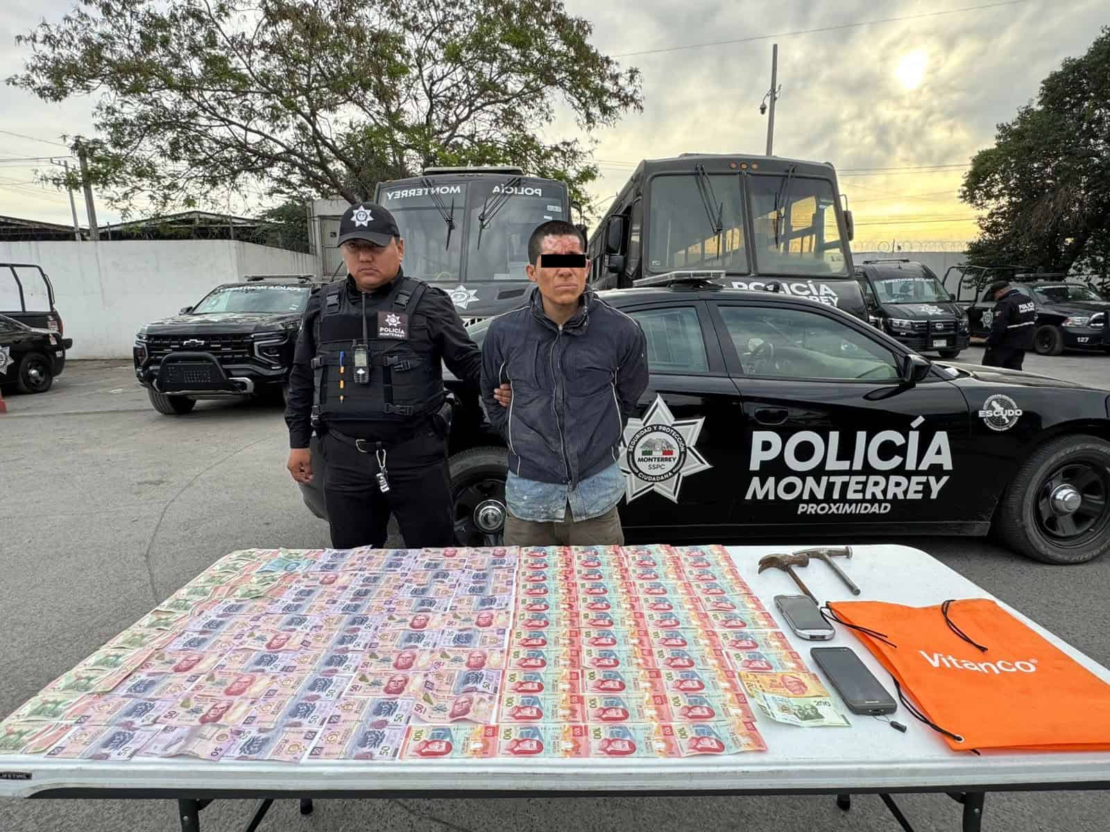 Un hombre originario del Estado de M&eacute;xico, fue detenido por elementos de la Polic&iacute;a de Monterrey, al introducirse a una farmacia a robar y causar da&ntilde;os a las instalaciones, logrando activarse la alarma, en la colonia Centrika.