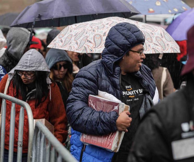 Lluvia y desorganización, arruinan entrega de libros de Taibo Lluvia y desorganización, arruinan entrega de libros de Taibo