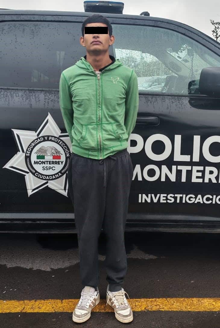 El presunto responsable del robo de 18 laptop en unas oficinas del Fraccionamiento Bernardo Reyes y un celular a un adulto mayor en una iglesia, fue detenido por oficiales de la Polic&iacute;a de Monterrey en portaci&oacute;n de cuatro bolsas con mariguana.
