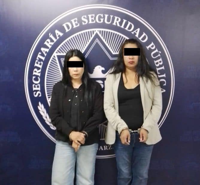 Dos mujeres que presuntamente cometieron un robo de prendas de vestir valuadas en m&aacute;s de 10 mil pesos en un negocio, fueron detenidas por elementos de la polic&iacute;a municipal de San Pedro en una plaza comercial de Valle Oriente.