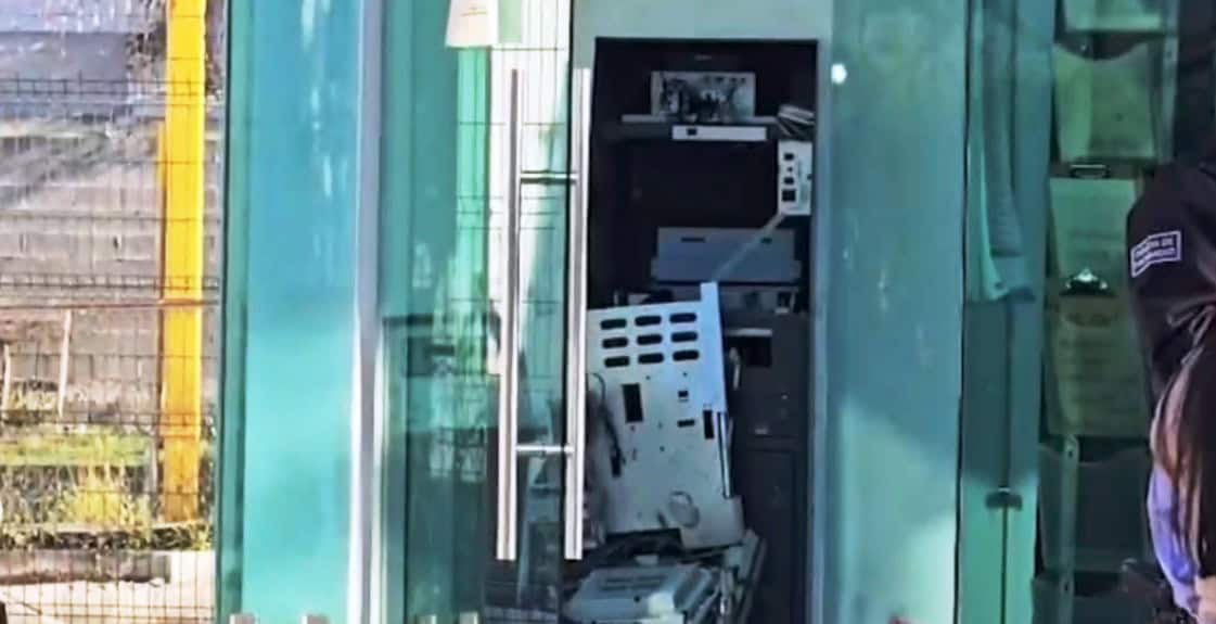 Elementos de la Fiscal&iacute;a General de Justicia del Estado, investigan el robo de un cajero del banco bienestar ubicado en el municipio de Montemorelos.