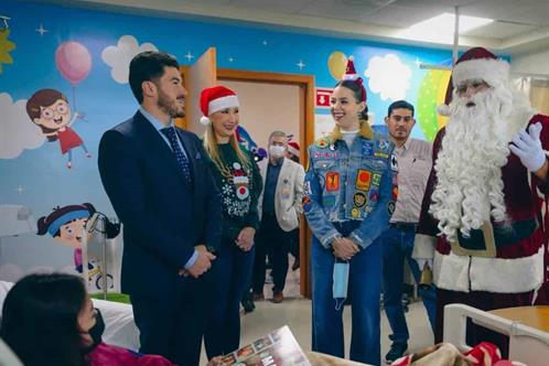 Visitan Santa Claus y superh&eacute;roes a ni&ntilde;os del Materno Infantil