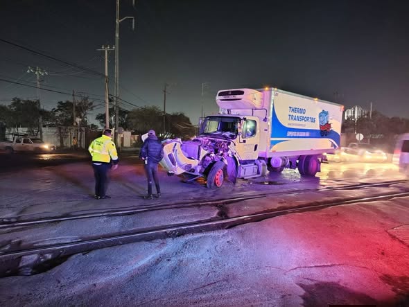 Se lleva el tren a cami&oacute;n de carga