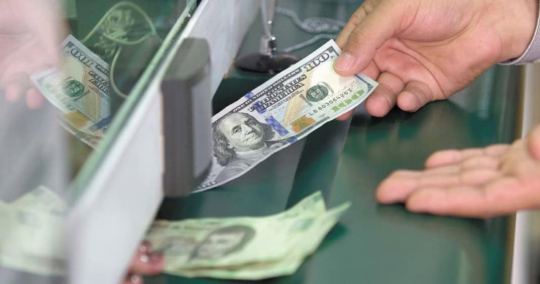 Peso se deprecia frente al billete verte tras recorte de Banxico