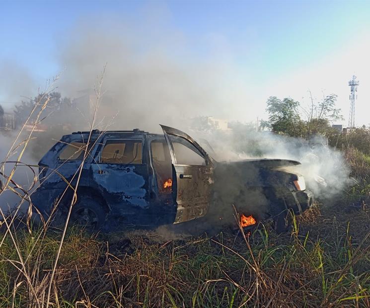 Indagan incendio de camioneta Indagan incendio de camioneta