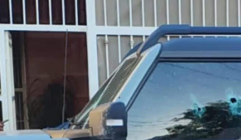 Un abogado fue ejecutado de al menos siete balazos en el interior de su camioneta al llegar a su casa, la madrugada de ayer en el municipio de San Nicol&aacute;s.