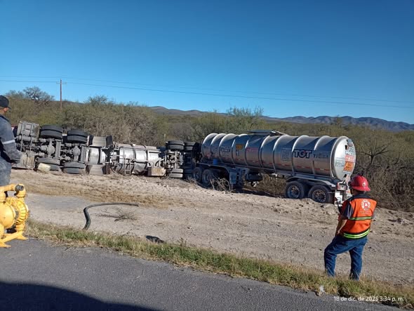 Tras la volcadura de una pipa y el trasvase de qu&iacute;micos de alto riesgo, la Carretera 57 a la altura de Doctor Arroyo estuvo cerrada desde la tarde de jueves hasta la madrugada de ayer.