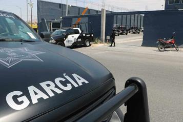 Agarran a dos oficiales de transito