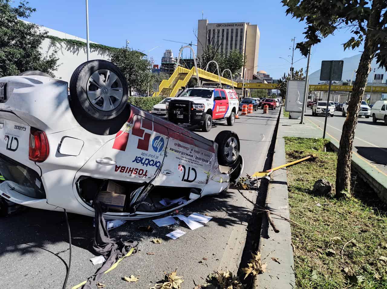 El conductor de un veh&iacute;culo result&oacute; lesionado luego de volcar la tarde de ayer en el cruce de las avenidas Constituci&oacute;n y Ju&aacute;rez, centro de Monterrey, contra un se&ntilde;alamiento de gas.