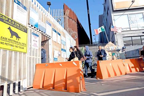 Regresan paisanos pese a redadas del ICE