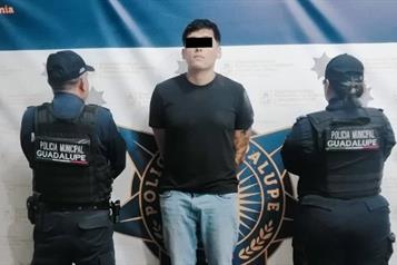 Anuncia auto en venta por Facebook y lo asaltan; arrestan a uno