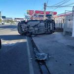 Camioneta vuelca en Fidel Vel&aacute;zquez