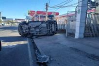 Camioneta vuelca en Fidel Vel&aacute;zquez