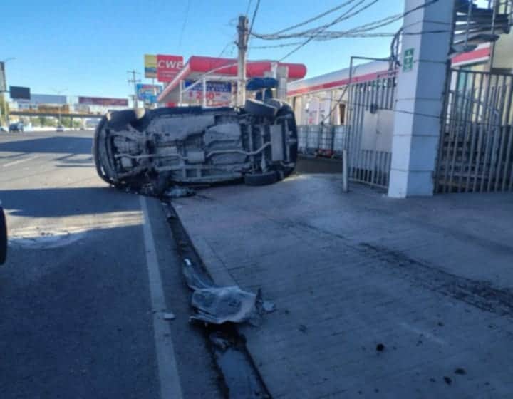Camioneta vuelca en Fidel Velázquez Camioneta vuelca en Fidel Velázquez