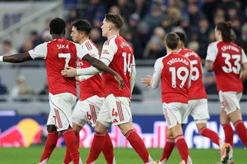 Arsenal vence al Everton y recuperan cima en Premier