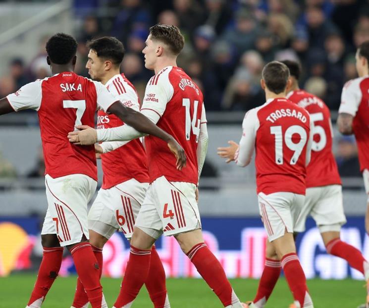 Arsenal vence al Everton y recuperan cima en Premier