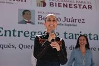 Sheinbaum entrega becas Benito Ju&aacute;rez en Quer&eacute;taro