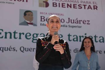 Sheinbaum entrega becas Benito Ju&aacute;rez en Quer&eacute;taro