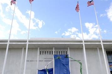 Rechazan a Trump por rebautizar el Centro Kennedy