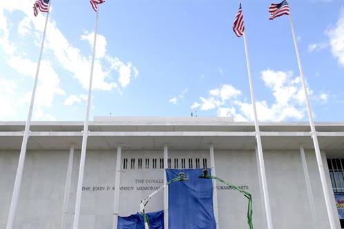 Rechazan a Trump por rebautizar el Centro Kennedy