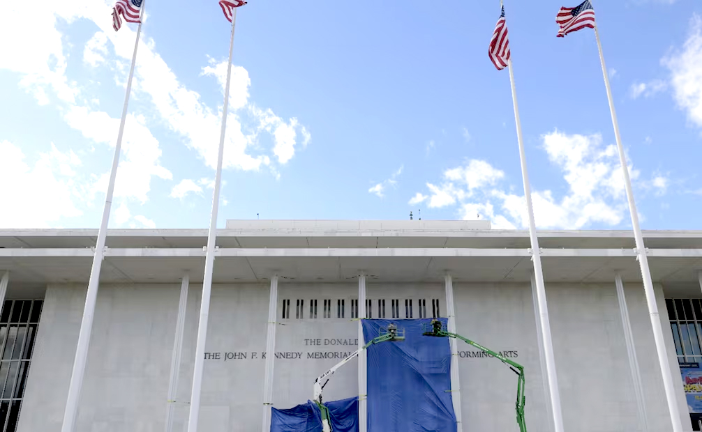 Rechazan a Trump por rebautizar el Centro Kennedy