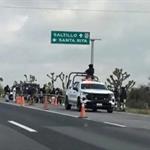 Localizan cuerpo a orilla de carretera