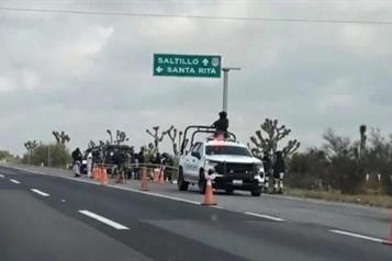 Localizan cuerpo a orilla de carretera