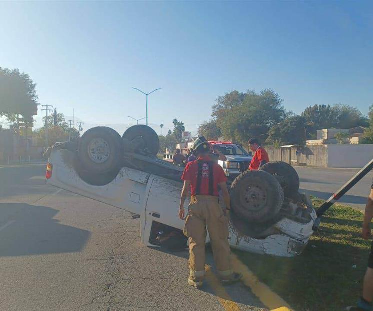 Vuelca tras evitar impactar moto