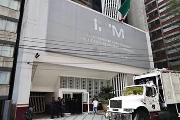 Elementos de INM, separados por pedir dinero a paisanos: Sheinbaum