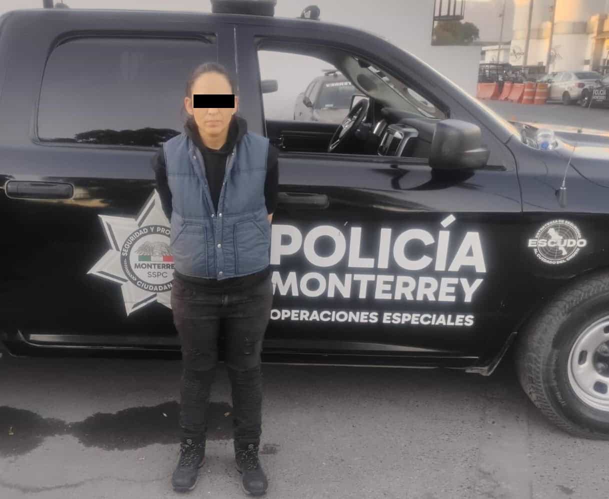 Una mujer fue detenida por oficiales de la Polic&iacute;a de Monterrey, tras presuntamente encontrarle 30 envoltorios de pl&aacute;stico con una sustancia s&oacute;lida con las caracter&iacute;sticas la coca&iacute;na en piedra, ayer en el centro de la ciudad.