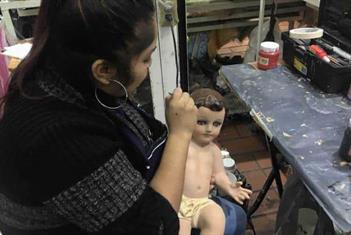 Acuden regiomontanos a reparar a su Ni&ntilde;o Dios