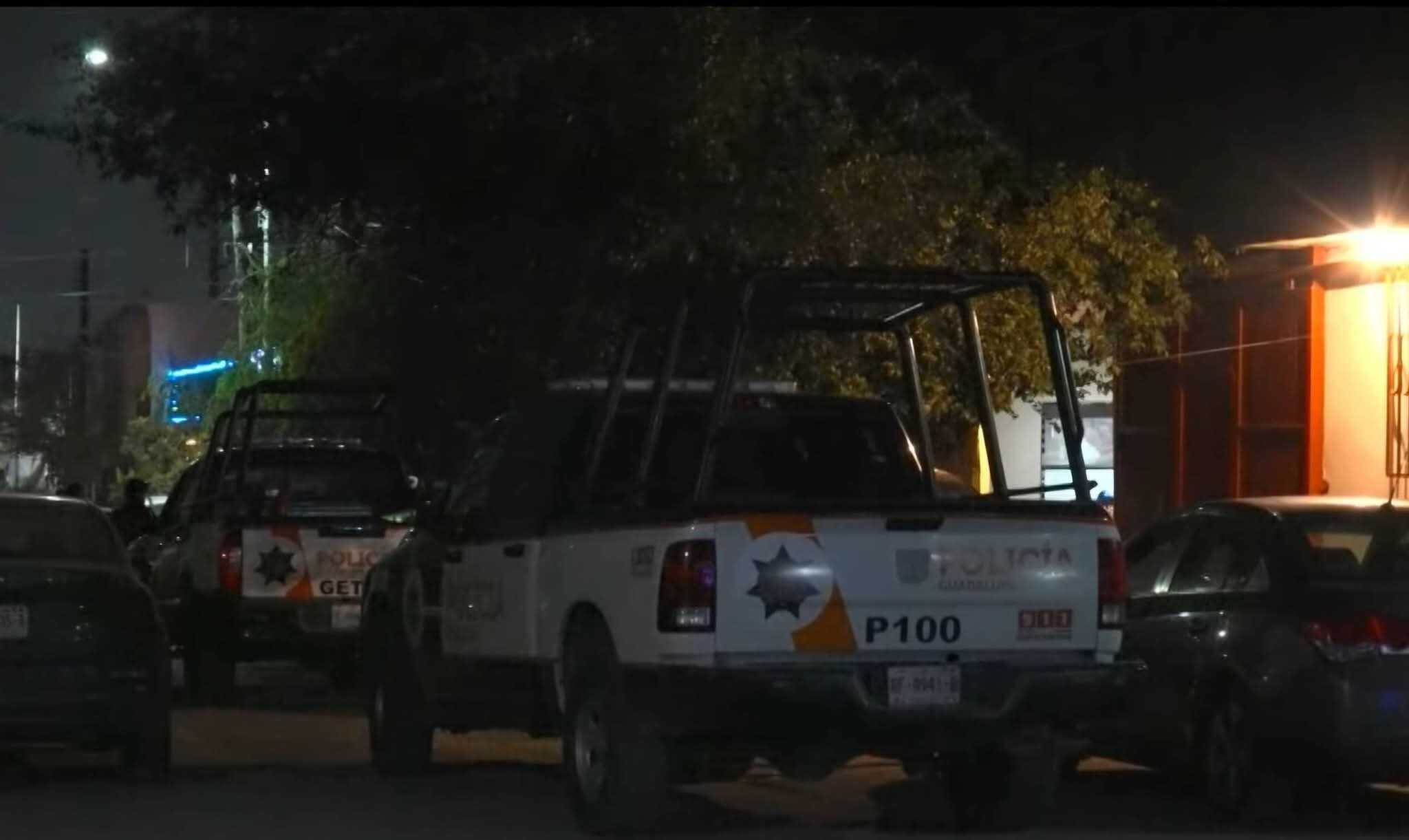 De al menos dos balazos en la espalda, un presunto narcomenudista fue ejecutado la noche del domingo en un domicilio de la Colonia Valle Hermoso, municipio de Guadalupe.