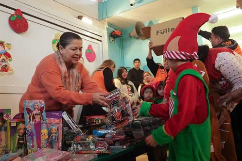 Lleva DIF alegr&iacute;a a ni&ntilde;os de planteles escolares