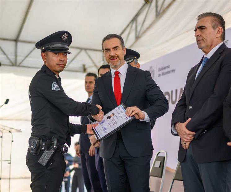 Toma protesta Adri&aacute;n a 168 nuevos integrantes de la SS