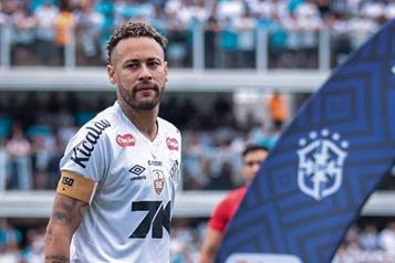 Operan a Neymar en la rodilla