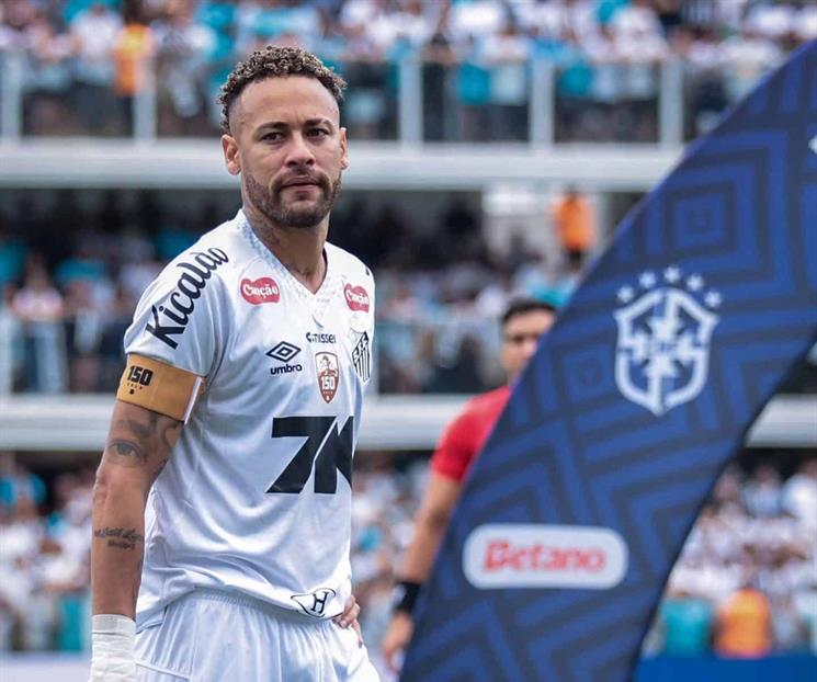 Operan a Neymar en la rodilla