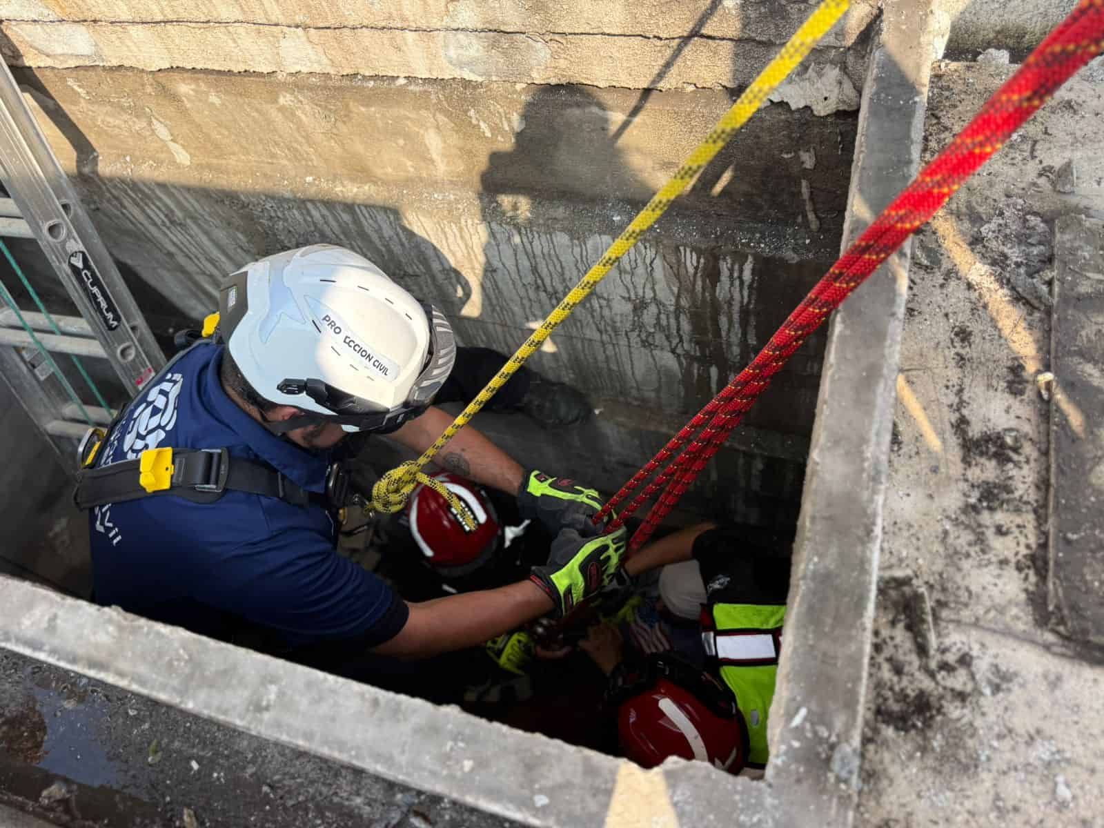 Con diversas lesiones result&oacute; un hombre de la tercera edad tras caer a una tumba que limpiaba en el pante&oacute;n El Roble, la tarde de ayer en el municipio de Monterrey.